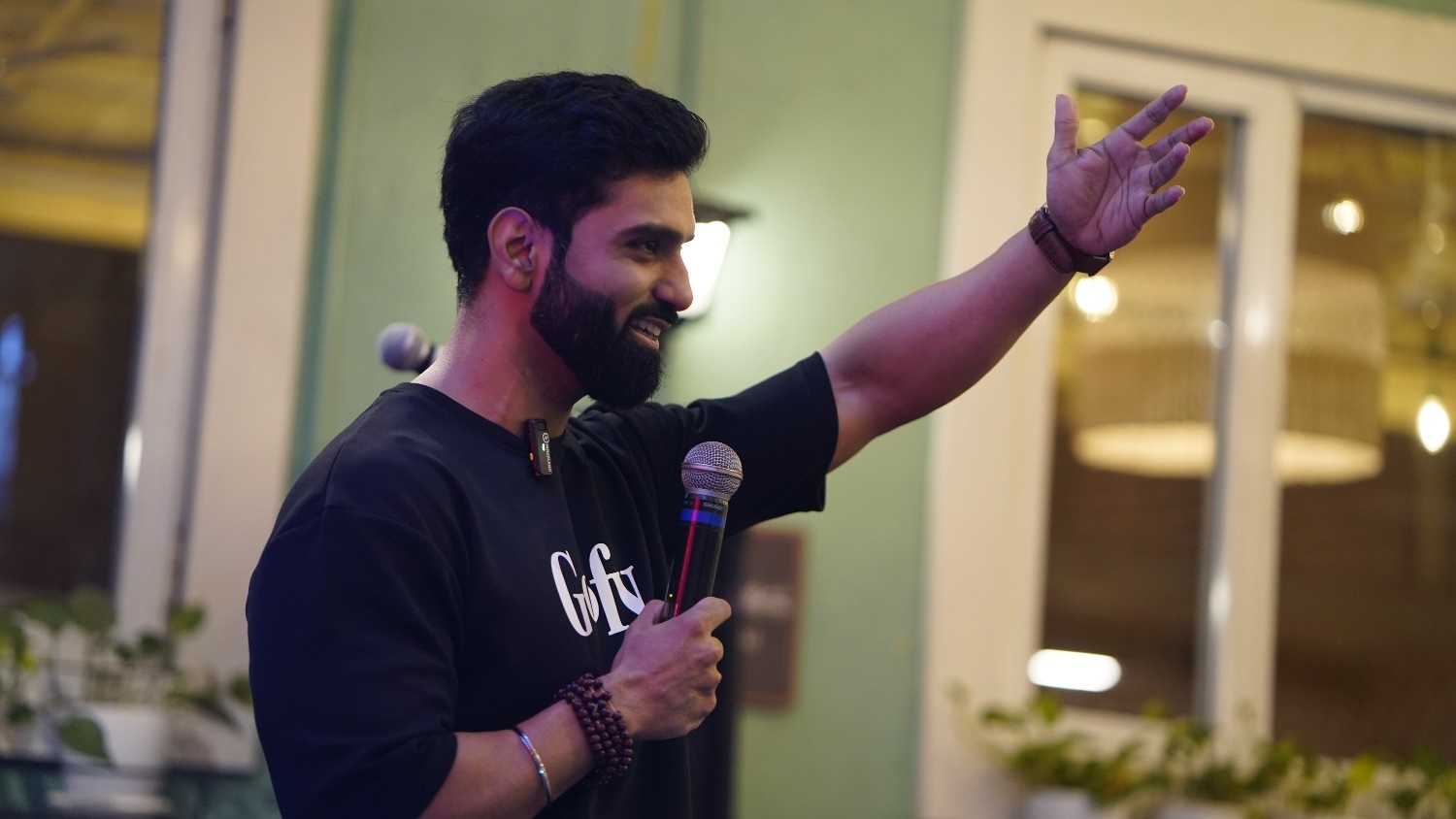Mitesh Manuja performing